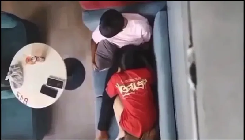 Quay lén nhân tình bú mút cho cô bạn gái nơi công cộng