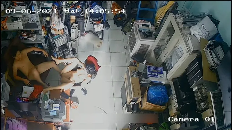 Vợ yêu ông chồng trả bài nhau trong của hàng máy tính