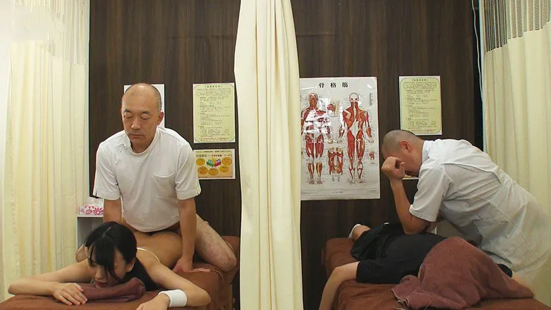 Dẫn tình nhân đi mát-xa rồi bị làm tình cạnh bên mà không hề hay biết