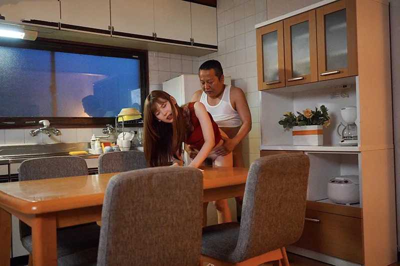 Cô gái nhỏ bị chồng yêu mới của mẹ làm tình mỗi ngày, cho dù đã có người yêu