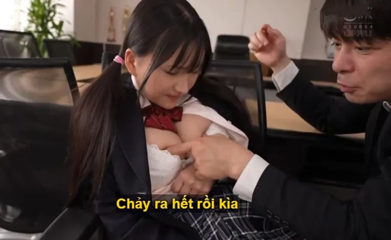 Ba năm trời, thầy giáo rèn luyện cô học trò ngực đẹp thành "chiếc bình chứa tinh".